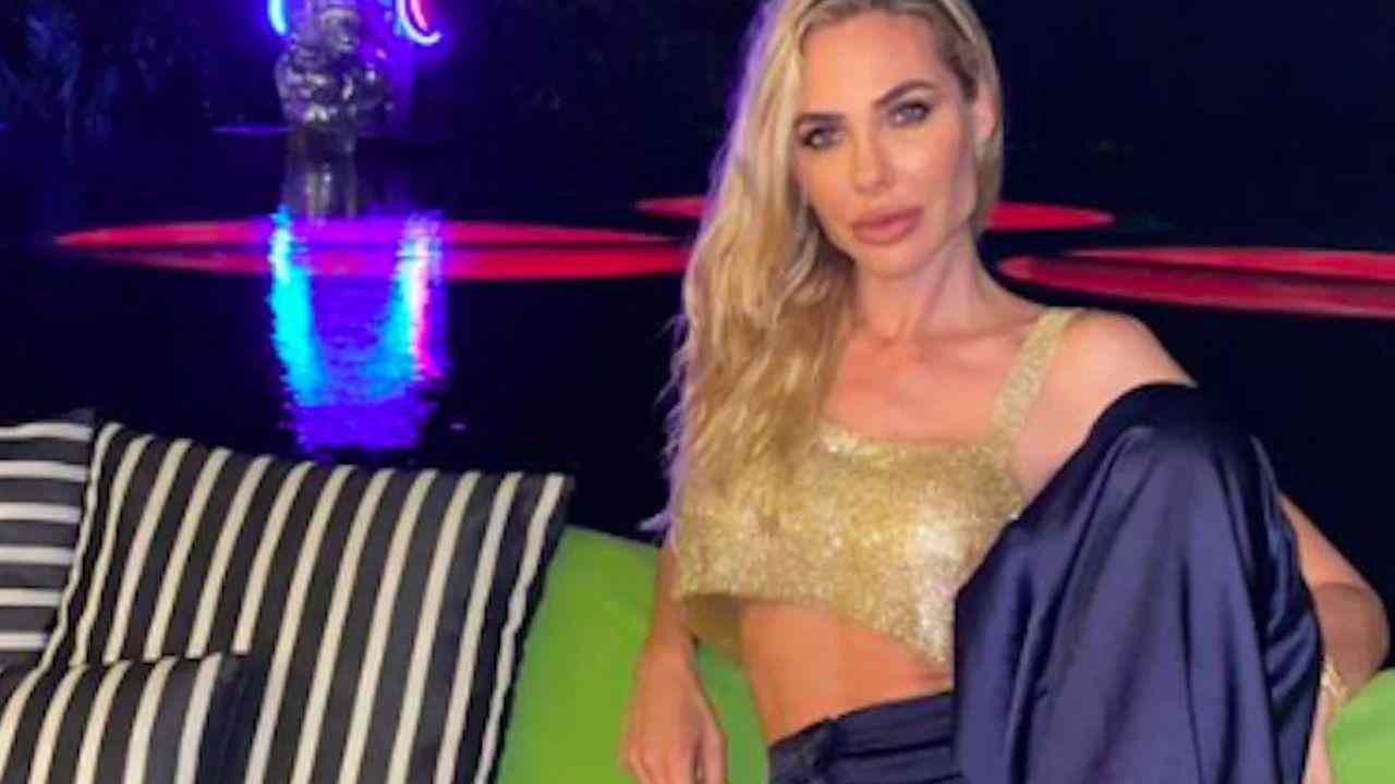 Ilary Blasi, look sexy e buon cibo in vacanza con Bastian