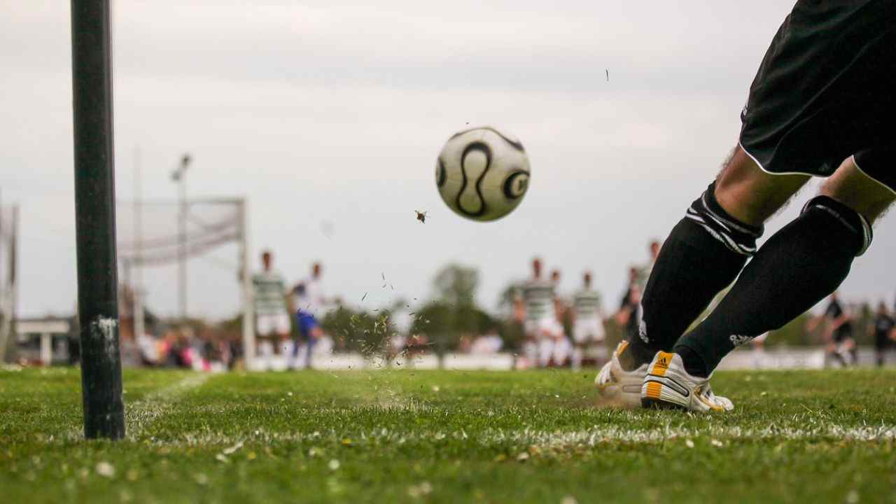 calcio rinvio pallone