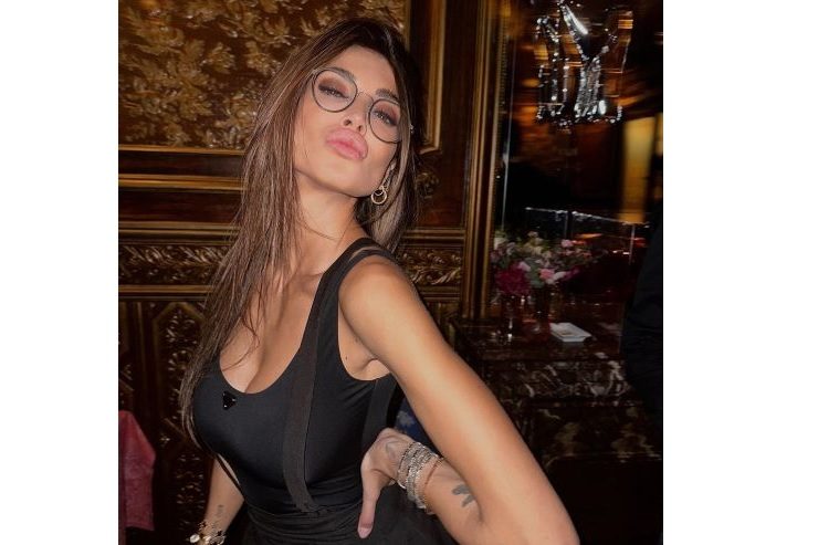 Cristina Buccino occhiale scollatura sexy