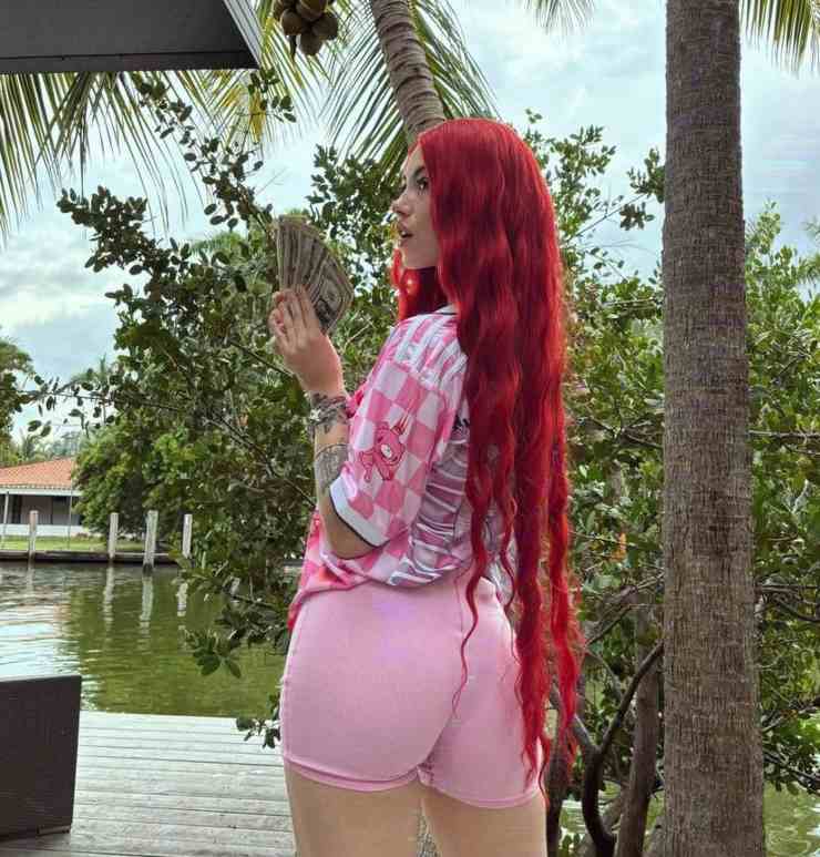 Anna Pepe mostra il lato B e manda i fan in delirio