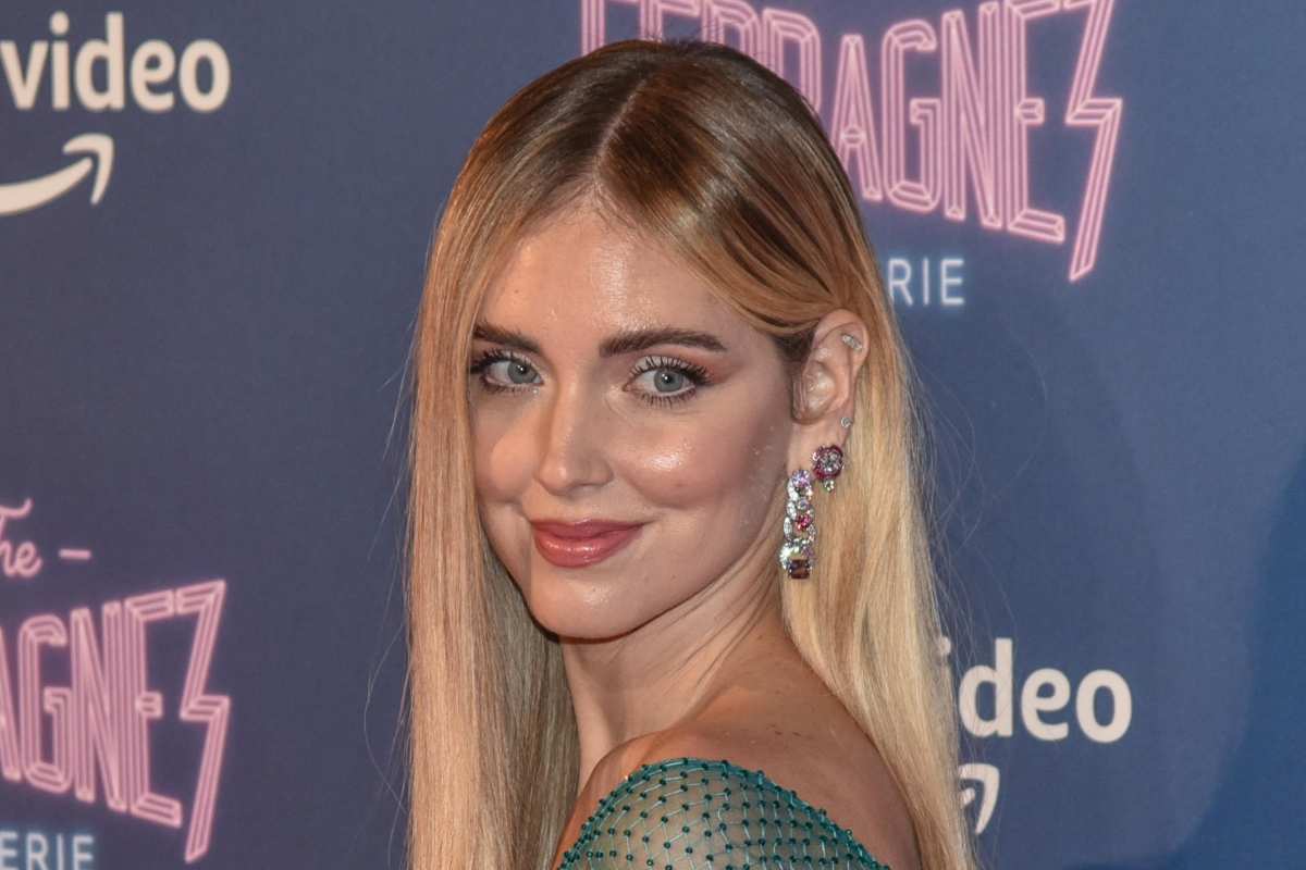 Chiara Ferragni esagera con scollatura e spacco